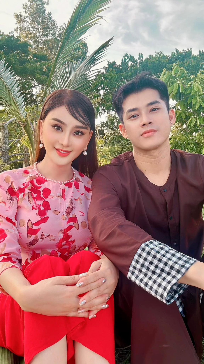 Mới đây, Lâm Khánh Chi gây chú ý với bức ảnh thân thiết cùng một chàng trai trẻ, kèm lời chúc mừng sinh nhật ngọt ngào. Bài đăng nhanh chóng thu hút sự quan tâm từ cư dân mạng. Nhiều bình luận không ngừng trêu ghẹo về mối quan hệ giữa Lâm Khánh Chi và chàng trai này. Dù vậy, Nữ ca sĩ không đưa ra bất kỳ động thái nào để làm rõ, khiến cộng đồng mạng càng thêm tò mò về danh tính về 'bạn trai mới' của Lâm Khánh Chi.