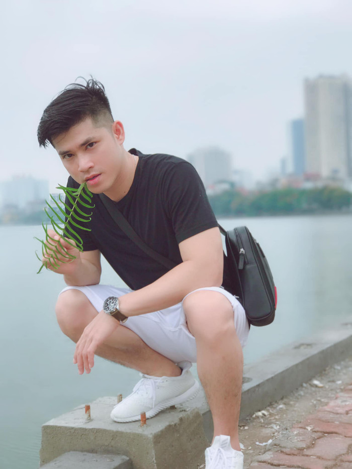 Với việc Thiên Vương sở hữu ngoại hình nổi bật cùng phong cách thời trang đơn giản mà thu hút, chàng trai này không chỉ gây ấn tượng mạnh mẽ cho cư dân mạng, mà còn là đề tài bàn tán khi xuất hiện thân thiết bên Lâm Khánh Chi. Chưa rõ tương lai mối quan hệ giữa họ sẽ ra sao, nhưng cặp đôi này chắc chắn sẽ còn khiến nhiều người chú ý và tò mò trong thời gian tới.