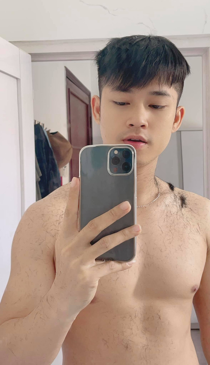 Với lối sống lành mạnh, tập luyện chăm chỉ thế nên 'bạn trai mới' của Lâm Khánh Chi đã sỡ hữu thân hình săn chắc. Vóc dáng săn chắc của chàng trai trẻ này  được hội chị em đặc biệt chú ý và nhận về nhiều lời khen ngợi.