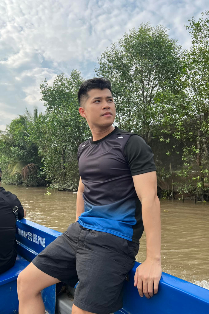 Sau khi tìm kiếm, dân tình biết được chàng trai trẻ thân thiết bên Lâm Khánh Chi có tên Thiên Vương. Anh hiện đang làm việc trong lĩnh vực sáng tạo nội dung và kinh doanh. Với ngoại hình điển trai, cao ráo và đặc biệt là body săn chắc với 6 múi, Thiên Vương nhanh chóng thu hút sự chú ý. 