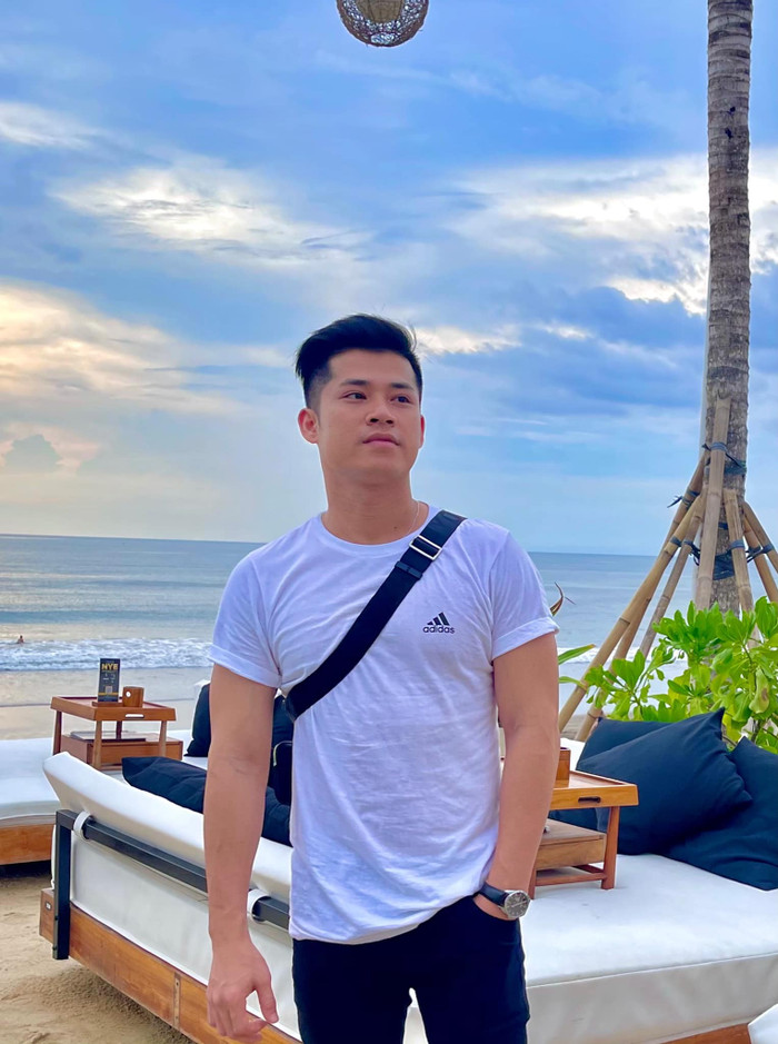 Về gu thời trang, 'bạn trai mới' của Lâm Khánh Chi thường xuất hiện với phong cách giản dị nhưng vẫn cuốn hút. Anh ưa chuộng những trang phục cơ bản như áo phông kết hợp với quần jeans hoặc quần tây, tạo nên vẻ ngoài khỏe khoắn và gần gũi. Mặc dù không quá cầu kỳ trong việc chọn lựa trang phục, nhưng sự kết hợp đơn giản và tinh tế của anh chàng luôn mang đến sự thoải mái mà vẫn toát lên vẻ cuốn hút đặc trưng.