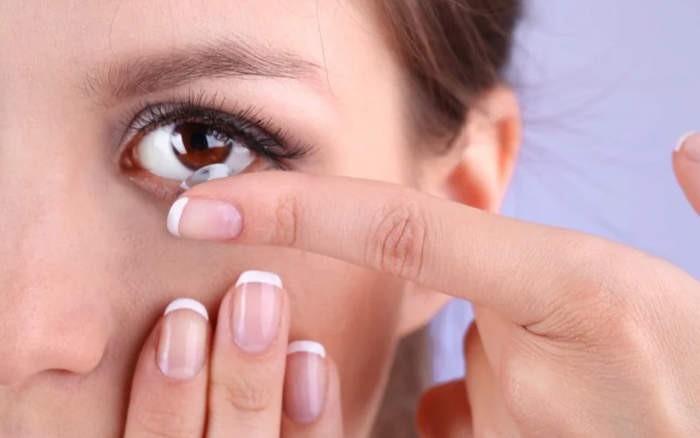 Phái đẹp nên lưu ý 4 nguyên tắc để việc đeo lens đạt hiệu quả, tránh đi những rủi ro.