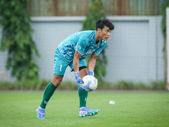 Theo thông tin của Saostar, thủ môn Bùi Tiến Dũng tái xuất sau 6 trận dự bị liên tiếp ở CLB TPHCM. Ảnh: CLB TPHCM