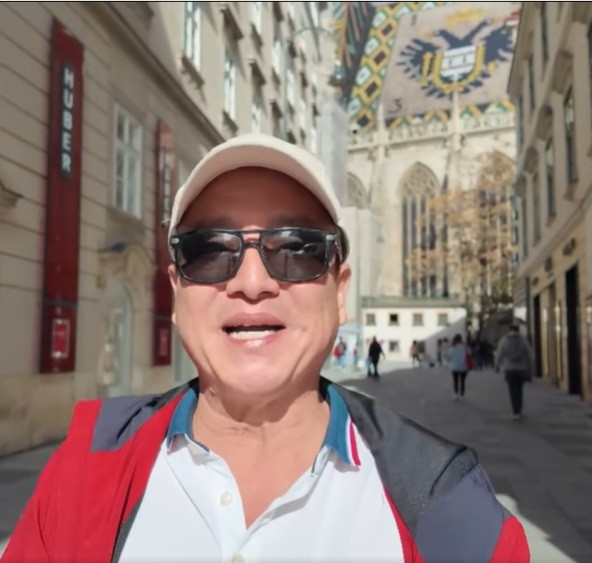 NSƯT Chí Trung đang đi du lịch châu Âu cùng bạn gái.