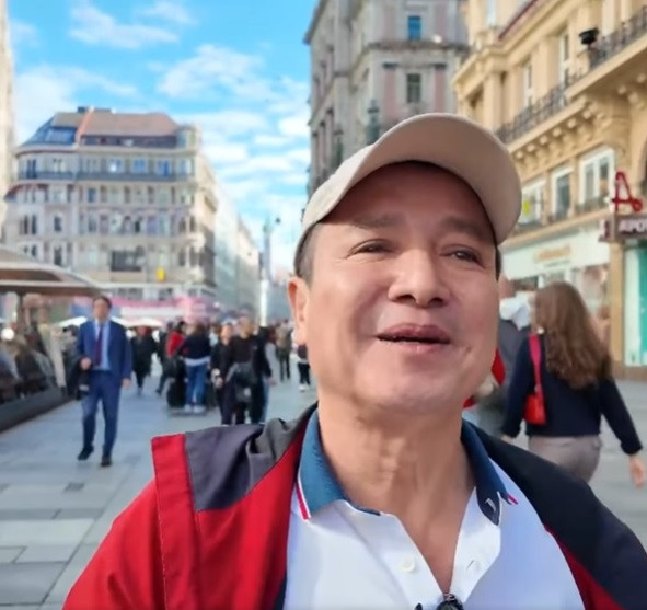 Nam nghệ sĩ cho biết ước mơ của ông là cùng đi du lịch khắp thế giới với người yêu.