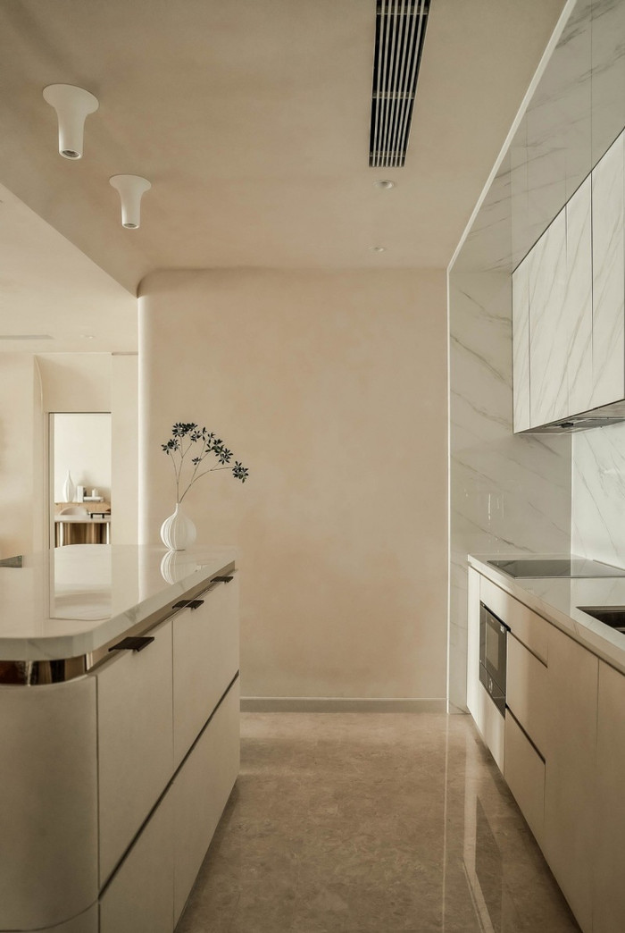 Căn bếp tối giản nhưng vẫn sang trọng.