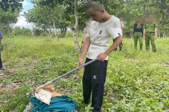 Cơ quan điều tra thực nghiệm hiện trường vụ án Nguyễn Văn Tiến sát hại mẹ ruột (Ảnh: Công an tỉnh Gia Lai).