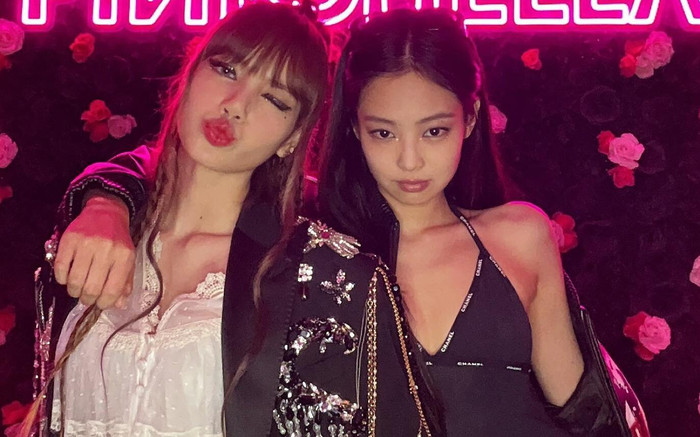 ​Lisa đập tan nghi vấn 'ngó lơ' chị em BLACKPINK Ảnh 2