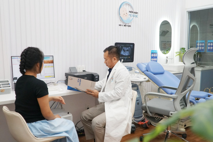 Bác sĩ Nhịnh đón những bệnh nhân đầu tiên, được biết mỗi ca IVF tại đây sẽ được giảm từ vài trăm triệu xuống còn 80 triệu đồng. Đây là hoạt đồng vô cùng ý nghĩa.