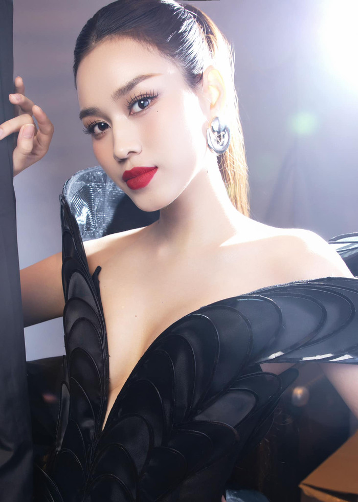 Một trong những ưu điểm lớn nhất giúp Hoa hậu Đỗ Thị Hà toả sáng trong khoảnh khắc này chính là nước da trắng sáng, mịn màng. Khác với mọi lần, nàng hậu xứ Thanh không 'trưng dụng' layout trang điểm nhẹ nhàng, trong trẻo. Thay vào đó, Hoa hậu Đỗ Thị Hà toát lên khí chất phóng khoáng, nóng bỏng với phong cách trang điểm đậm, được tạo điểm nhấn bằng đôi môi đỏ quyến rũ.