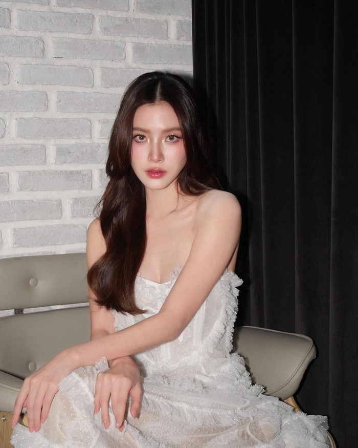 Baifern được truyền thông Thái Lan ưu ái gọi với danh xưng “Mỹ nhân đẹp không góc chết” hay “Mỹ nhân đẹp nhất Thái Lan”