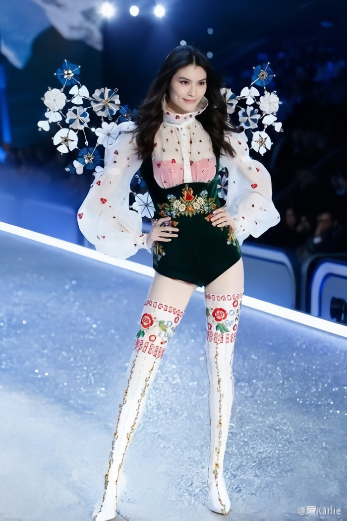 Hà Tuệ là 1 trong 4 thiên thần Trung Quốc được sải bước tại Victoria's Secret.