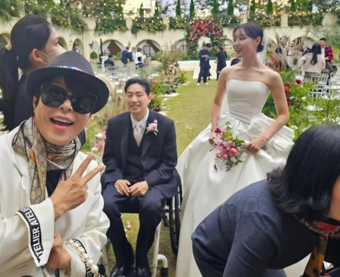 Nữ ca sĩ nổi tiếng đám cưới cùng bạn trai khuyết tật, tình yêu khiến nhiều người xúc động Ảnh 1