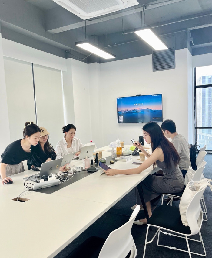 Lương Ý Như làm việc trực tiếp cùng các nhãn hàng bên Trung Quốc.