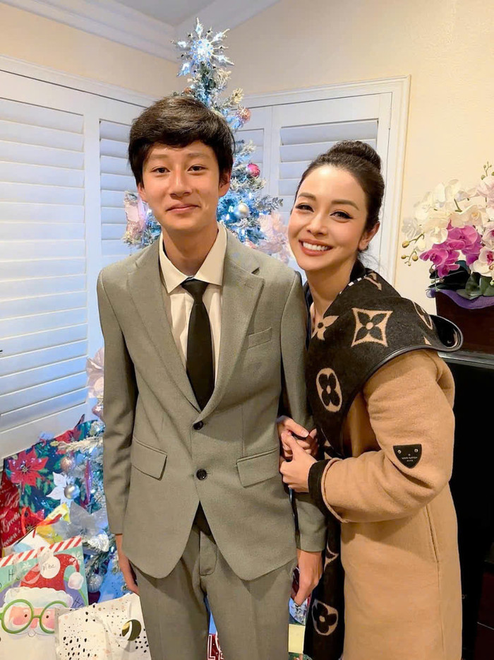 Quý tử nhà Jennifer Phạm cao hơn cả mẹ Hoa hậu.