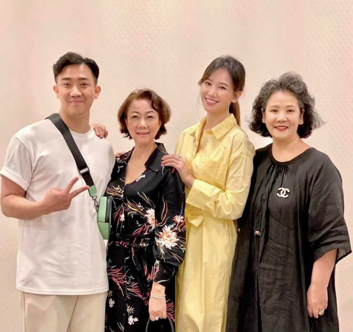 Dù bận rộn công việc, Trấn Thành và Hari Won vẫn cố gắng sắp xếp thời gian cho gia đình hai bên.