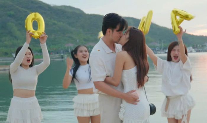 Cả hai xúc động trong khoảnh khắc hạnh phúc.