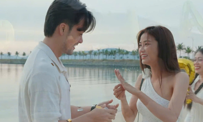 Anh Đào bất ngờ với màn cầu hôn đầy lãng mạn của bạn trai.