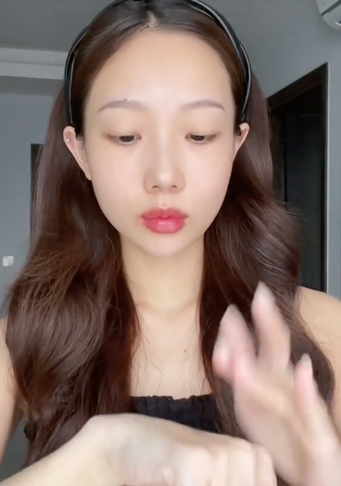 Yuna Vũ sử dụng serum đến từ quả nhàu để giảm kích ứng, vừa giữ được độ ẩm cho da.