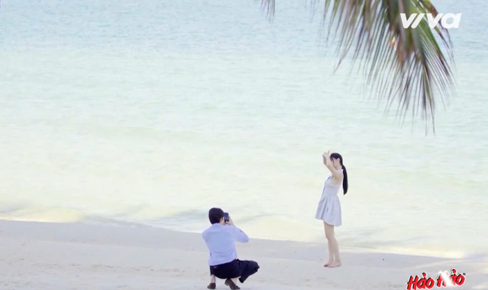 Ieon thích khoảnh khắc chụp hình cho Rayeon trên bãi biển.