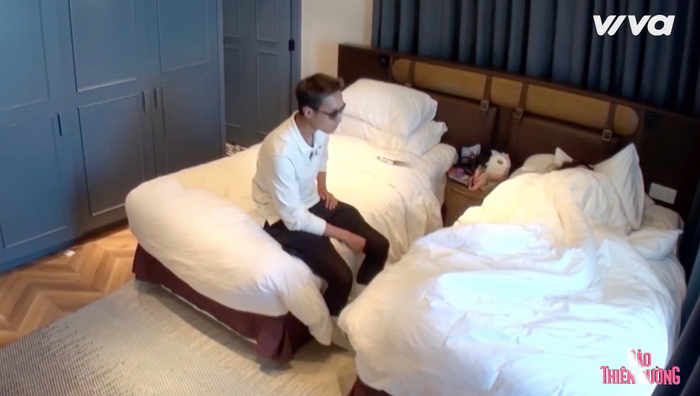 Hà An Huy vào phòng để động viên Quyên Qui.