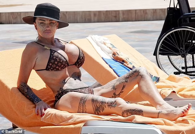 Người mẫu Katie Price từng trải qua nhiều ca phẫu thuật lớn nhỏ.