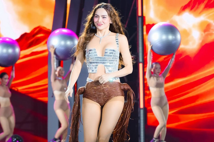 Tại đêm chung kết Miss Cosmo 2024, Hồ Ngọc Hà xuất hiện với tư cách ca sĩ khách mời cho phần trình diễn bikini của top 21 chung cuộc. Hồ Ngọc Hà 'trưng dụng' bản phối gồm áo croptop ôm sát cùng quần short ngắn. Để thêm phần ấn tượng, bà mẹ 3 con phối cùng mẫu dây chuyền trị giá hàng tỷ đồng. Tổng thể outfit của nữ ca sĩ là sự hoà hợp của sự năng động, phóng khoáng cùng hơi thở quyến rũ, nóng bỏng. Màn lên đồ này giúp Hồ Ngọc Hà thoải mái trong việc thực hiện những động tác vũ đạo.