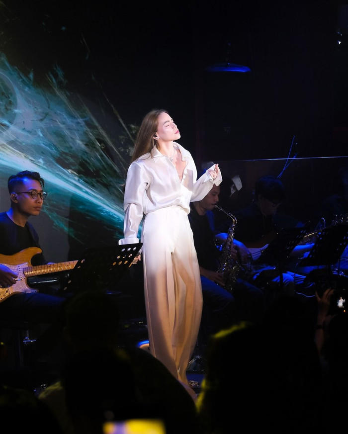 Đôi lúc, trang phục đi diễn của Hồ Ngọc Hà theo phong cách tối giản, là sự kết hợp giữa áo sơ mi và quần âu đồng màu trắng. Bản phối này toát lên tinh thần thanh lịch nhưng không kém phần sang trọng.