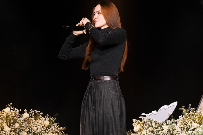 Trong một đêm nhạc ngoài trời diễn ra tại Đà Lạt, Hồ Ngọc Hà xuất hiện với trang phục đơn giản gồm quần jeans thùng thình và áo cổ lọ, chất liệu nhung. Bà xã Kim Lý khéo léo sơ vin áo gọn gàng vào quần, để lộ vòng eo nhỏ xíu. Đồng thời, bản phối thời trang này giúp Hồ Ngọc Hà thoải mái di chuyển để giao lưu cùng khán giả và có thể giữ ấm cơ thể trong những ngày trời se lạnh.