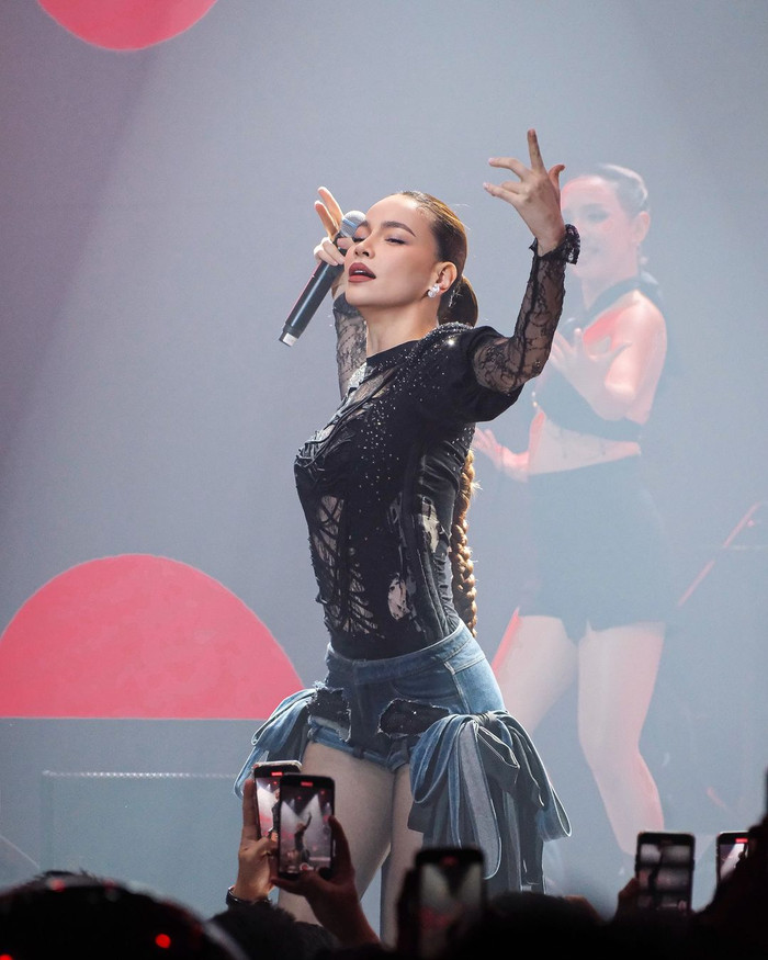 Đôi lúc, trang phục đi diễn của Hồ Ngọc Hà còn là những thiết kế váy áo cắt xẻ, chất liệu xuyên thấu, để lộ lấp ló da thịt.