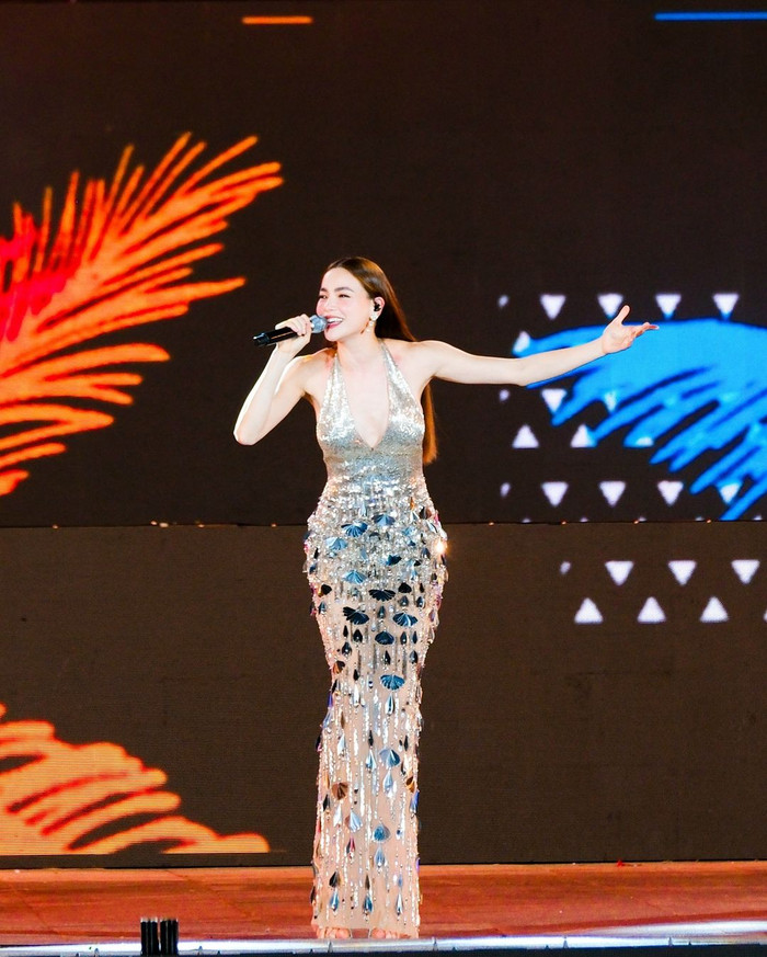 Mẫu đầm ôm sát body, khoét sâu vùng ngực cũng là một trong số những lựa chọn thân quen trong thời trang đi diễn của Hồ Ngọc Hà. Thông thường, loạt thiết kế này thường được thực hiện từ chất liệu vải phi bóng hoặc đính đá, kim tuyến lấp lánh để giúp Hồ Ngọc Hà tạo hiệu ứng khi đứng trên sân khấu.