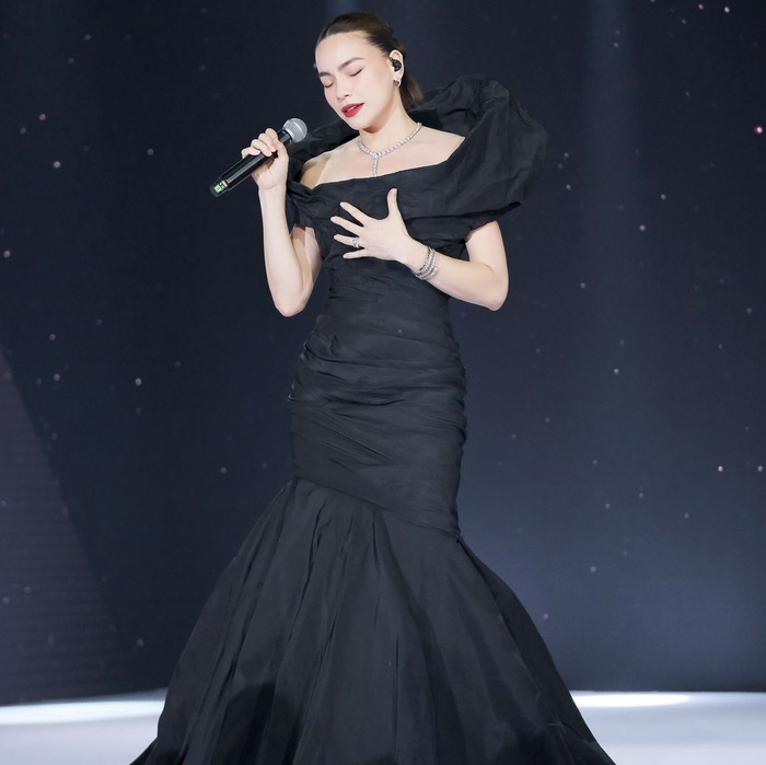 Với những bài hát ballad trầm tư, khoe khéo chất giọng, Hồ Ngọc Hà không quá đầu tư vào khoản váy áo. Thay vào đó, cô có xu hướng lựa chọn một mẫu váy liền và phối thêm một số phụ kiện đơn giản. Tuy nhiên, những thiết kế này lại gây ấn tượng nhờ phần cầu vai phồng, bất đối xứng hoặc tùng váy cỡ lớn.