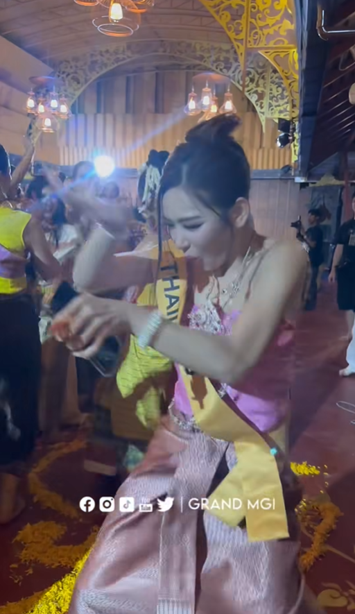 Nhìn chung, hành động của Miss Grand Thái Lan 2024 không được ủng hộ. Bên dưới bài đăng, đông đảo khán giả khó chịu trước cảnh tượng một hoa hậu nhảy nhót mất kiểm soát như Malin Sae-lim.  