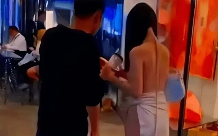 Cô gái diện váy hở lưng gây sốc như 'thú cưng bị buộc dây', bí quyết để tránh phản cảm Ảnh 2