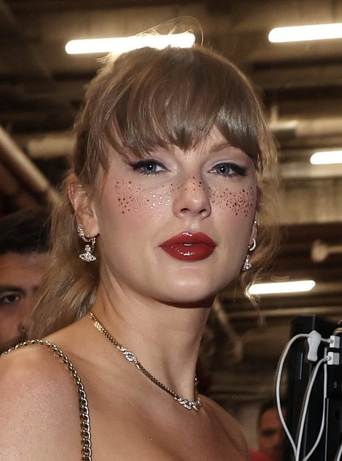 Taylor Swift&nbsp;tạo nên cơn sốt với miếng dán tàn nhan giả.