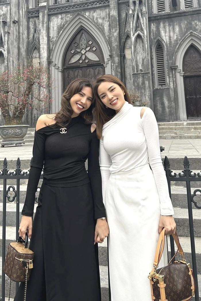 Kỳ Duyên - Minh Triệu từng có khoảnh khắc nắm tay nhau tại nhà thờ Lớn (Hà Nội).