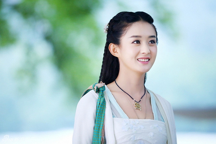Không ngoa khi nói Hoa Thiên Cốt chính là vai diễn giúp sự nghiệp Triệu Lệ Dĩnh có bước ngoặt lớn. Ngoài nhan sắc linh động, đáng yêu, trong trẻo, vai diễn Hoa Thiên Cốt cũng cho thấy khả năng vào vai cực ấn tượng của mỹ nhân 8x khi có thể diễn 'mượt mà' hai kiểu nhân vật khác hoàn toàn ở nửa đầu và nửa sau của phim. 