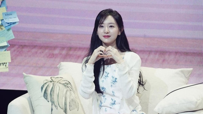 Kim Ji Won nổi tiếng là người hướng nội và sợ những nơi đông người. 