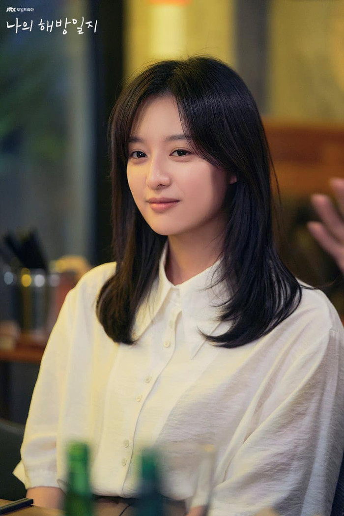 Kim Ji Won cho biết phong cách ngoài đời của mình khá giống với nhân vật Yeom Mi Jeong trong Nhật Ký Giải Phóng Của Tôi. 