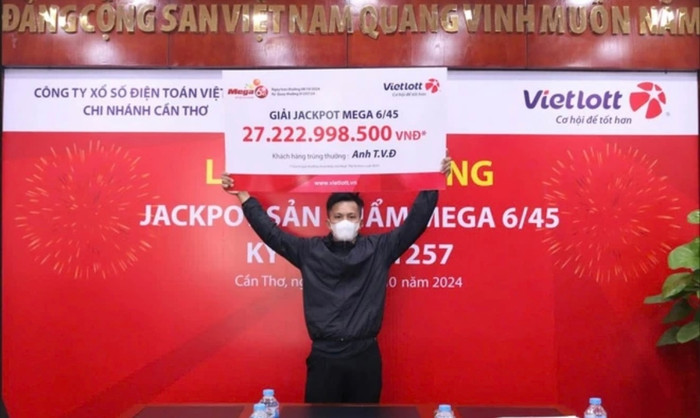 Người đàn ông Cần Thơ trúng Vietlott 27 tỷ chỉ đeo khẩu trang khi nhận thưởng. 