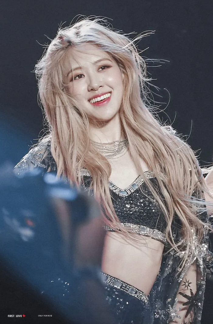 Mái tóc nhuộm vàng mượt mà, bay bổng trong gió giúp phần trình diễn của Rosé tại Coachella 2019 trở thành sân khấu huyền thoại.