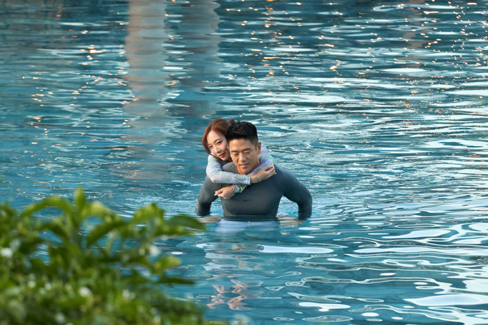 Michael Trương và Yuna Vũ trong buổi hẹn hò ở hồ bơi.