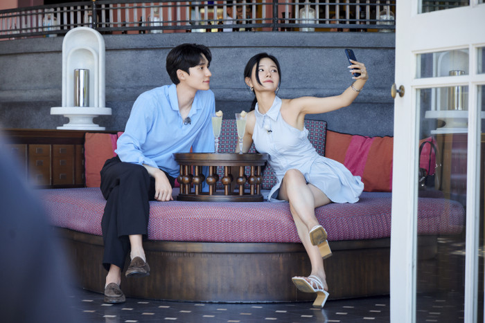 Sung Ieon và Lee Rayeon trong buổi hẹn hò. 