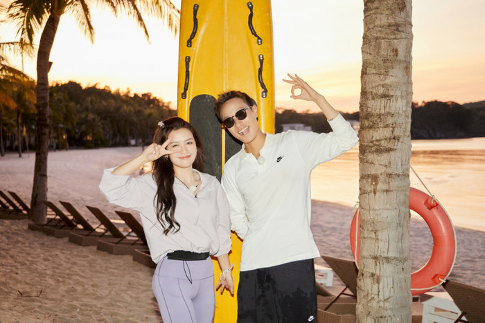 Hà An Huy và Quyên Qui vui vẻ chèo SUP cùng nhau.