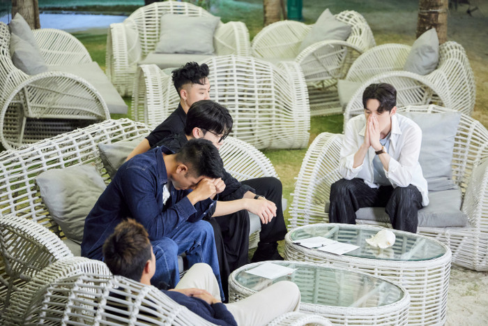 Người chơi nam thảo luận, chọn ra 1 người chơi nữ bị loại. 