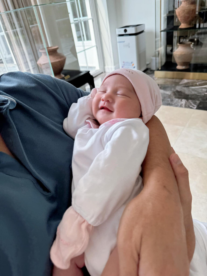 Chi Bảo khoe cận mặt con gái mới sinh Ảnh 2