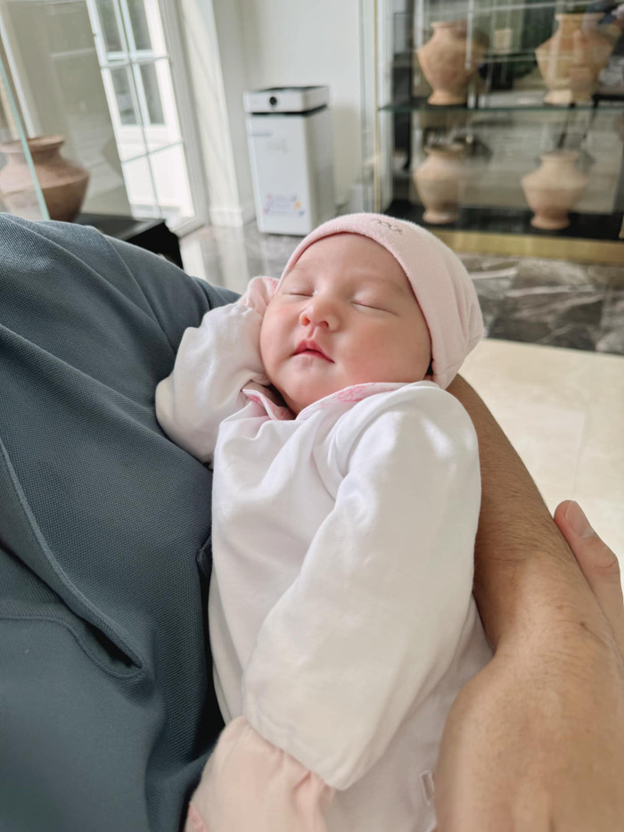 Con gái Chi Bảo xinh xắn, giống bố y đúc.