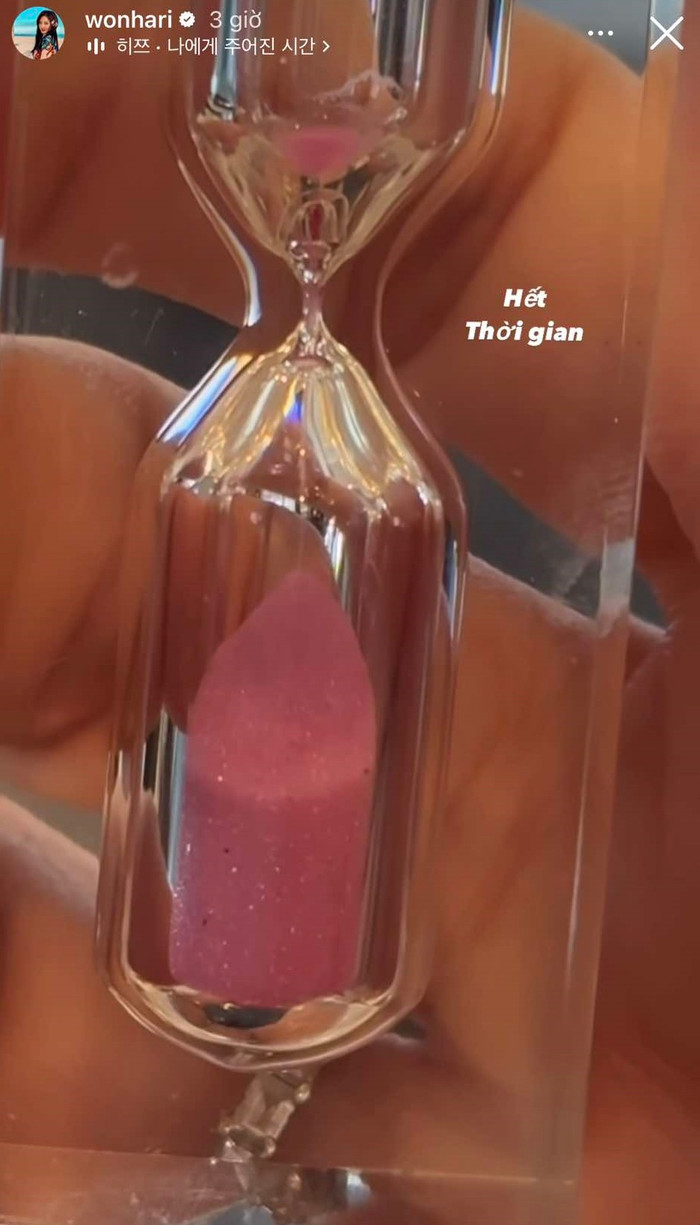 Bà xã Trấn Thành còn đăng ảnh đồng hồ cát, kèm dòng chú thích 'Hết thời gian'. 