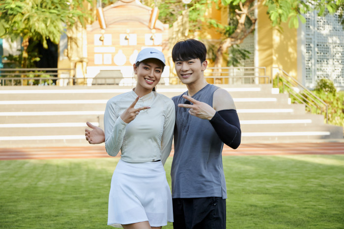 Bùi Khánh Linh vui vẻ chụp hình cùng Minuk