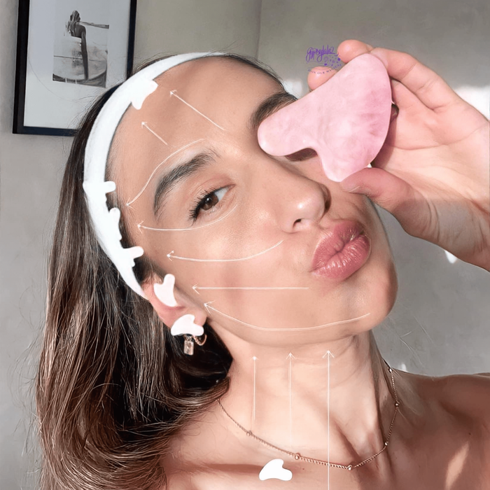 Đá Gua Sha là một công cụ làm đẹp truyền thống trong y học cổ truyền Trung Quốc. Được chế tác từ các loại đá tự nhiên như thạch anh hồng, ngọc bích, hay đá cẩm thạch